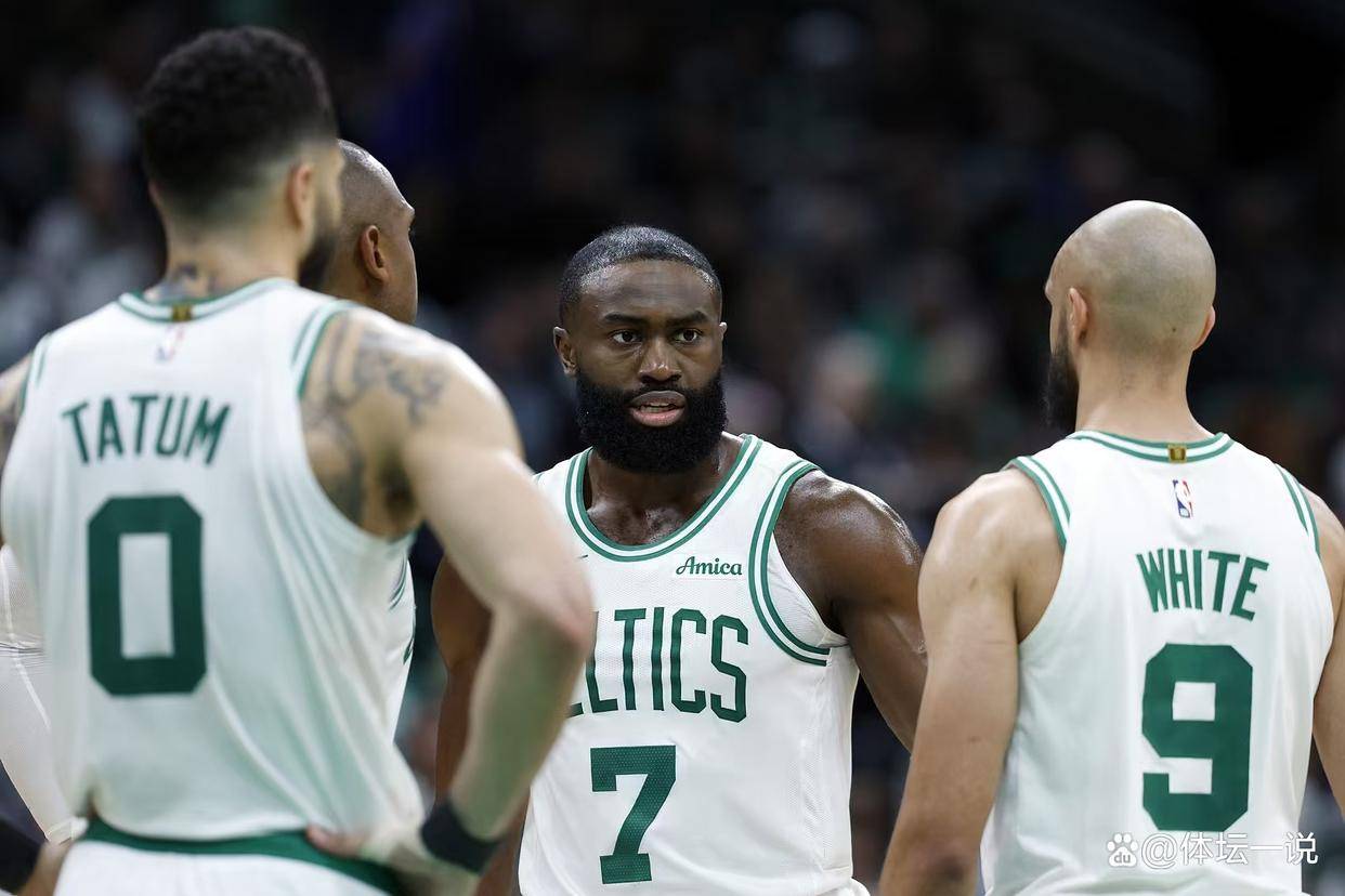 包含NBA季后赛最新形势：波士顿凯尔特人高居榜首，洛杉矶快船强势追赶，冠军归属成迷的词条